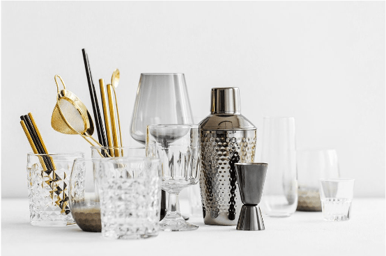 conjunto de Utensílios de Mixlogia em cima de uma mesa