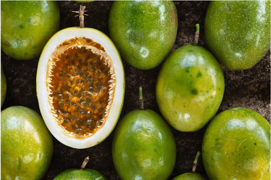 Diversos maracujá e uma delas está meia aberta