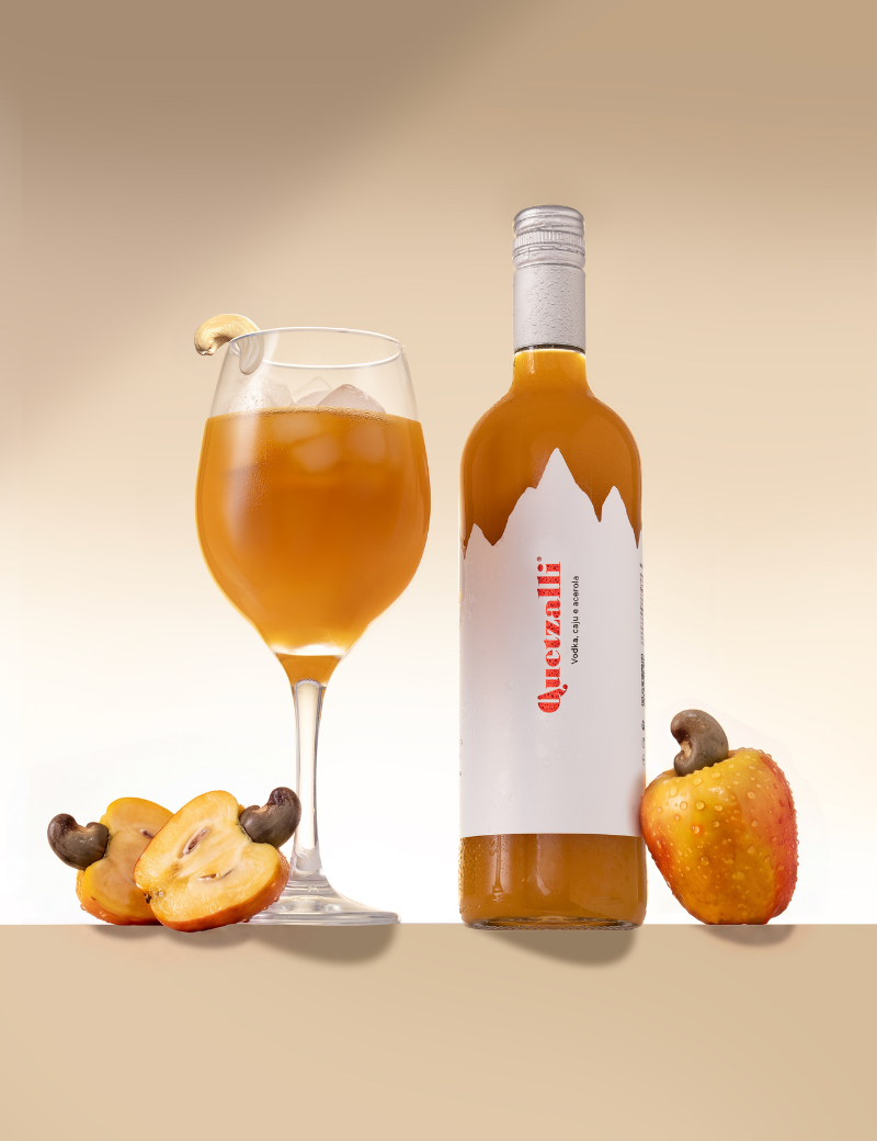 Quetzalli-750-Vodka-Caju-Acerola-Garrafa-Taca.png