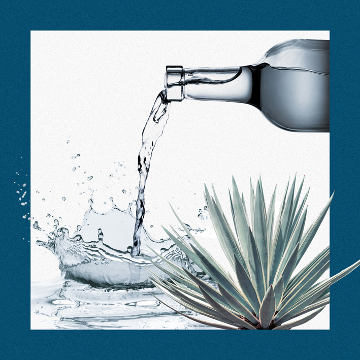 Tequila Prata sendo derramado com agave 